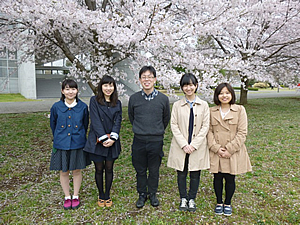 桜の前