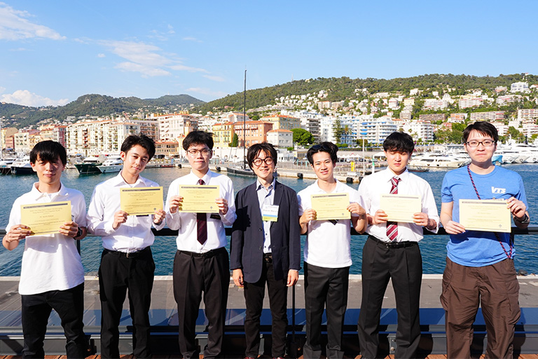 Young Researchers' Encouragement Awardを受賞した学生6名と丸田教授