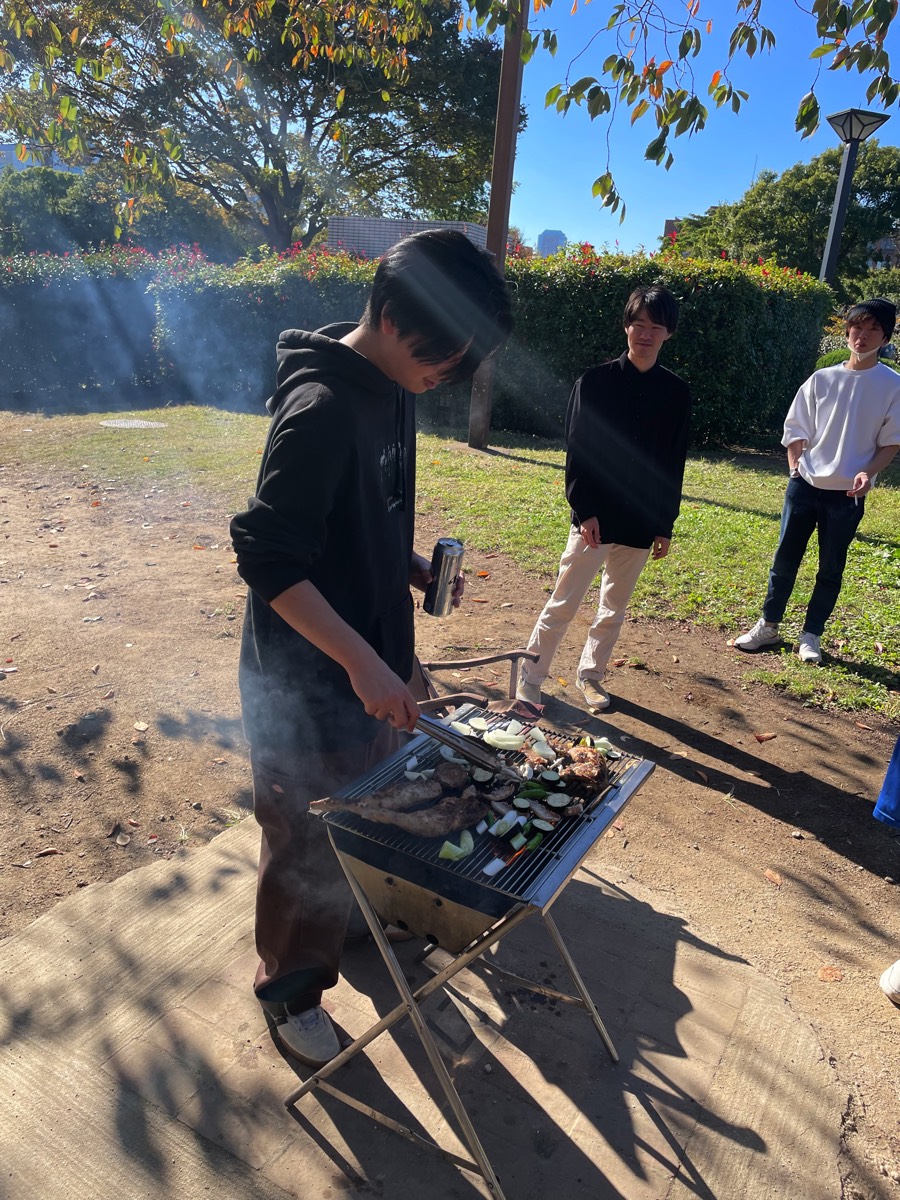 肉焼き名人、背中で語る