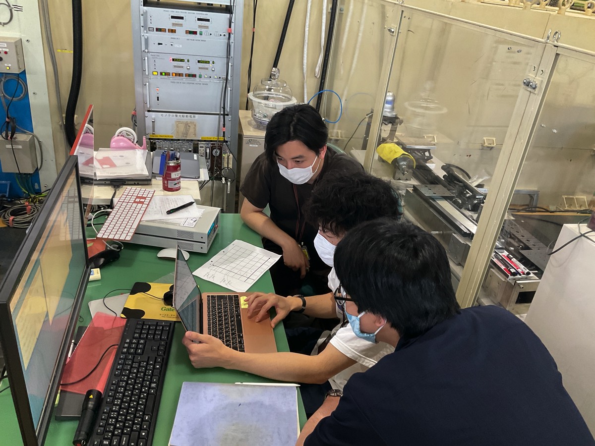 始めての中性子回折実験に取り組む卒業研究生だち