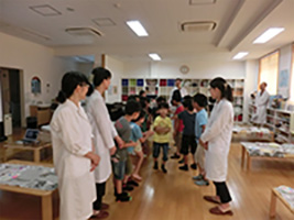 保護者プログラム「いろをわけてみよう」の様子