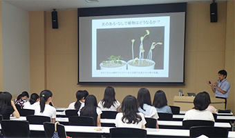 高校生対象研究室見学会の様子