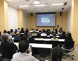 第12回名古屋大学ホームカミンデーにおける研究室訪問および施設公開の様子