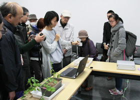 名大オープンレクチャー「植物の巧みな生き方のはなし」の様子
