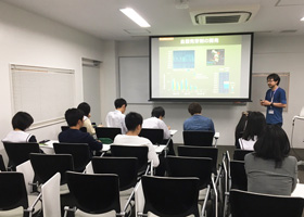 愛知県立旭丘高等学校の数理科学部の学生を対象とした研究室見学の様子