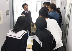 愛知県立旭丘高等学校の数理科学部の学生を対象とした研究室見学の様子