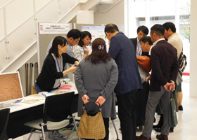 第13回名古屋大学ホームカミングデーにおける、研究室訪問および施設公開の様子