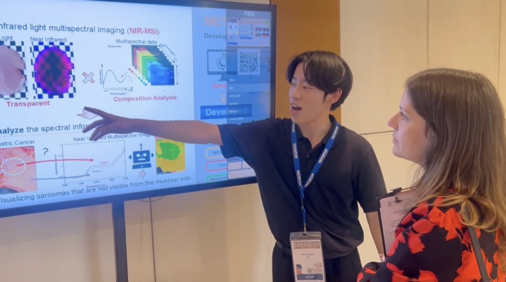 EAES 2026のe-posterで緒方誠浩君が近赤外マルチスペクトルイメージングについて説明している様子